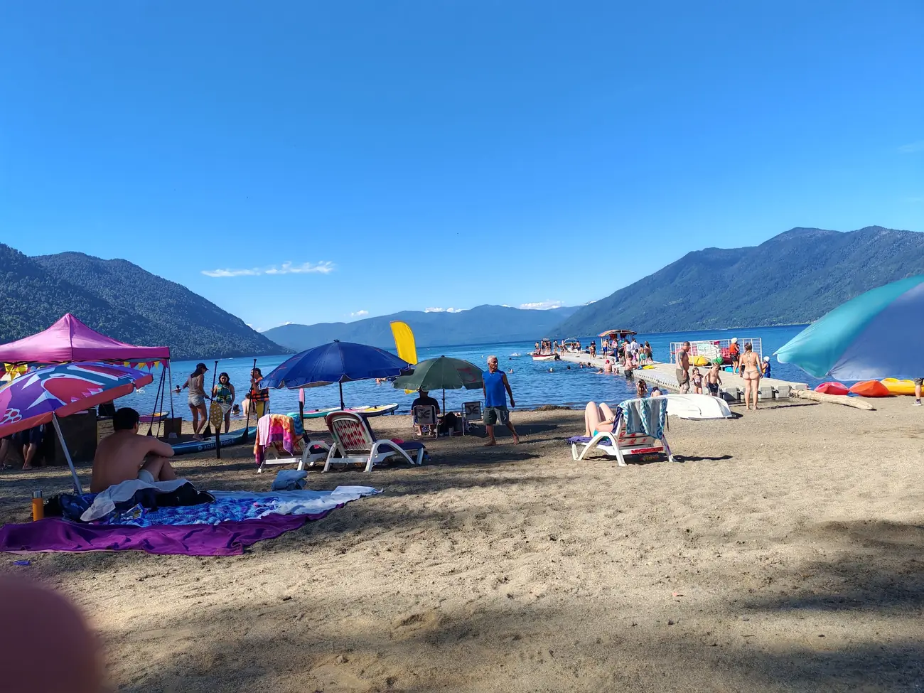 Playa del lago con sombrillas en un día de verano