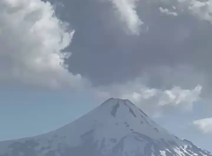 El volcán Villarrica con nubes, visto desde nuestro sitio