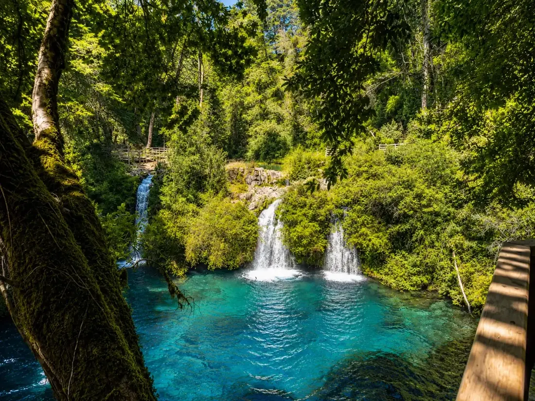 Cascadas y pozón de agua turquesa en los Ojos del Caburgua