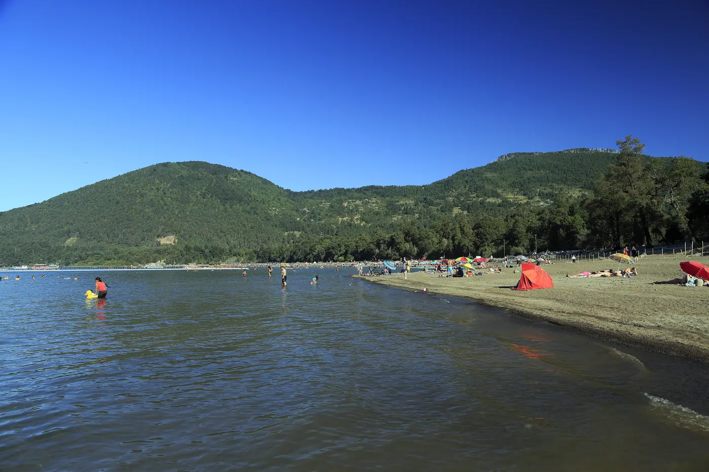 Playa Negra del lago Caburgua, con cerros al fondo