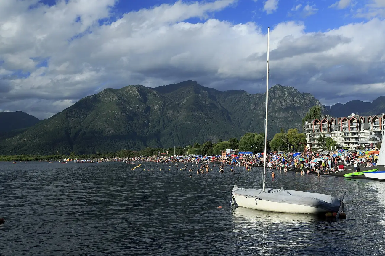 Playa Grande de Pucón con el lago y la ciudad al fondo