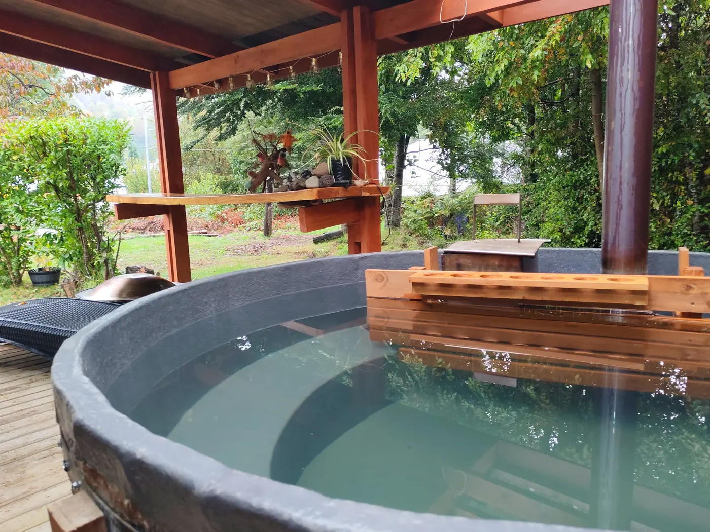 Tinaja llena de agua bajo el techo de la terraza
